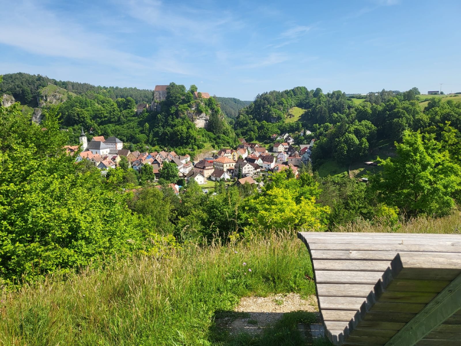 Blick vom Aussichtspunkt auf Pottenstein und die Burg